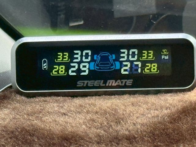 GLS旗艦型 僅跑6萬公里 駕駛座電動椅 倒車顯影 衛星導航  天窗 恆溫空調 定速巡航 一鍵啟動 方向盤快控 摸門解鎖 改裝類ET37古銅色輪框 四條胎皮來令片剛做好更新 保養剛做完 內外裝超挺  第17張相片