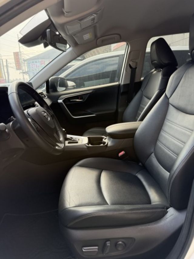 2021 Toyota RAV4，里程少車況佳，空間大又省油，家庭與通勤首選，喜歡直接私訊賞車！  第5張相片