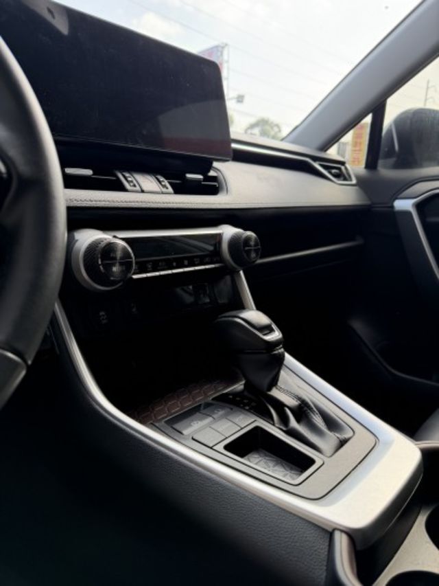 2021 Toyota RAV4，里程少車況佳，空間大又省油，家庭與通勤首選，喜歡直接私訊賞車！  第6張相片