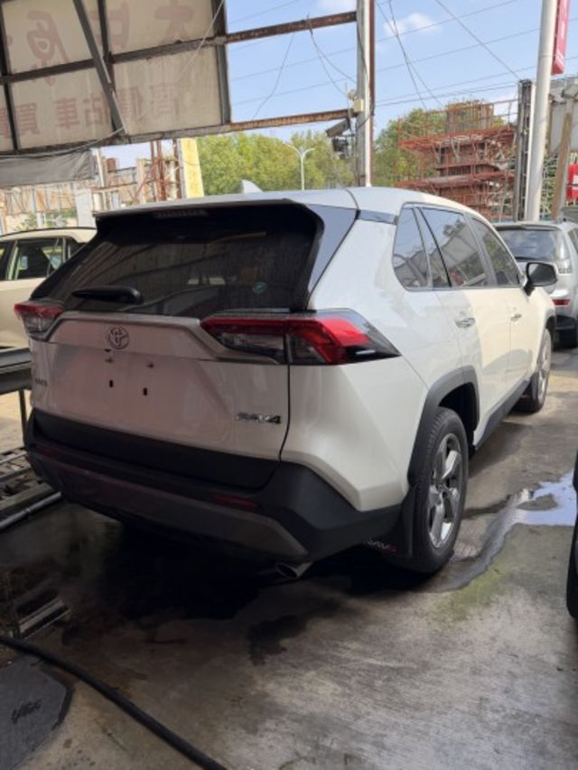 2021 Toyota RAV4，里程少車況佳，空間大又省油，家庭與通勤首選，喜歡直接私訊賞車！  第11張相片