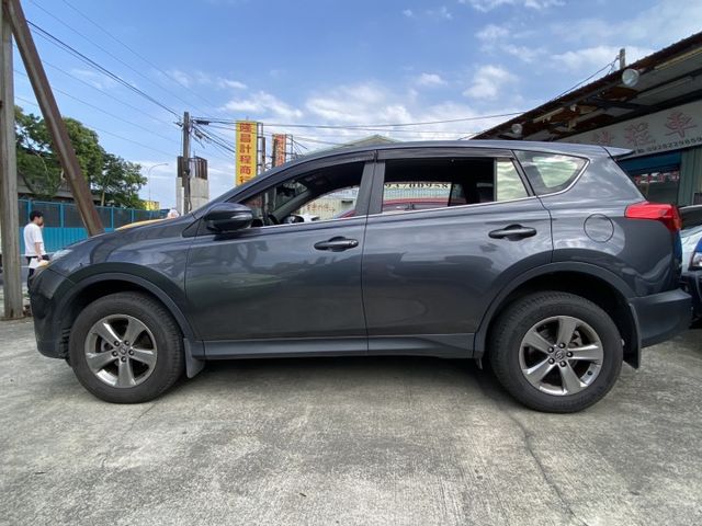 穩定耐用、空間寬敞，Toyota RAV4 2015 陪你輕鬆上路，每一公里都安心  第10張相片