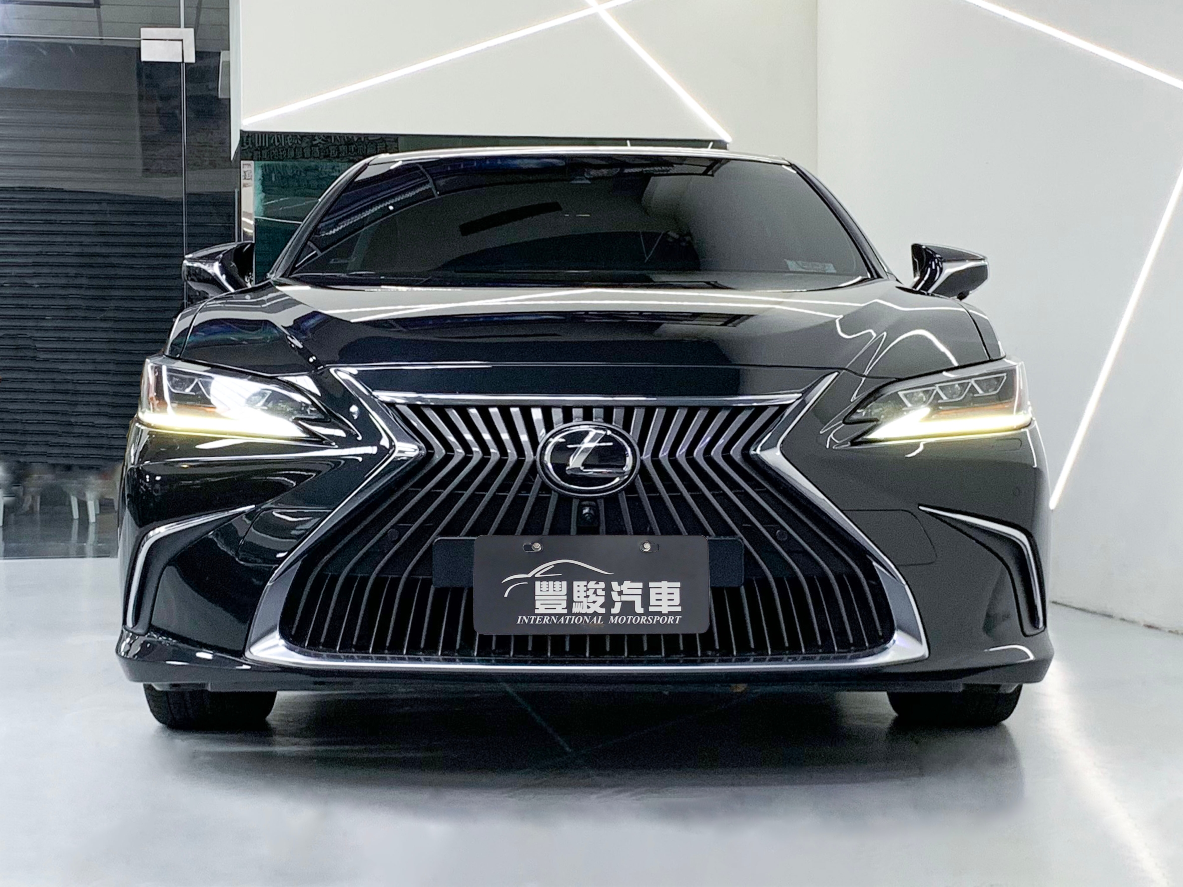 2018 ES250 旗艦版 ACC主動跟車 360環景 電動全景天窗 抬顯  第2張相片