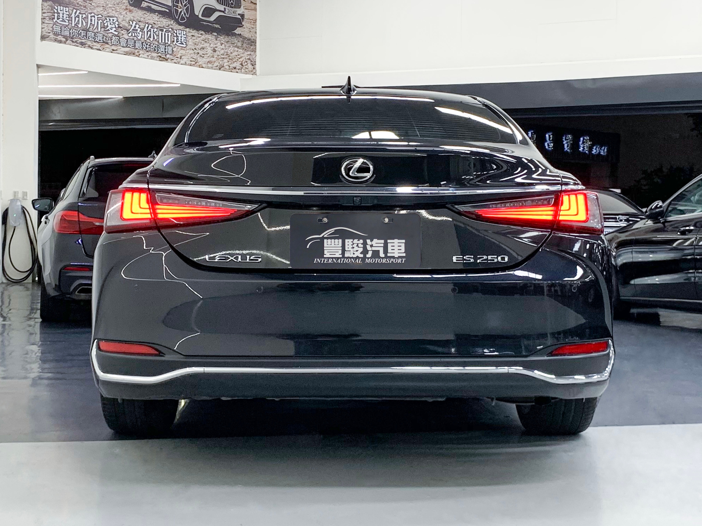 2018 ES250 旗艦版 ACC主動跟車 360環景 電動全景天窗 抬顯  第5張相片