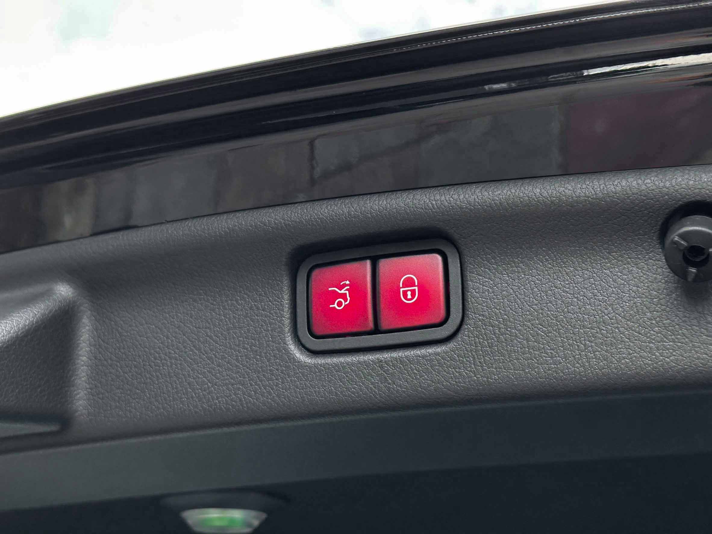 W206 C300 全新車.下訂贈原廠跟車系統.LED頭燈.天窗  第12張相片