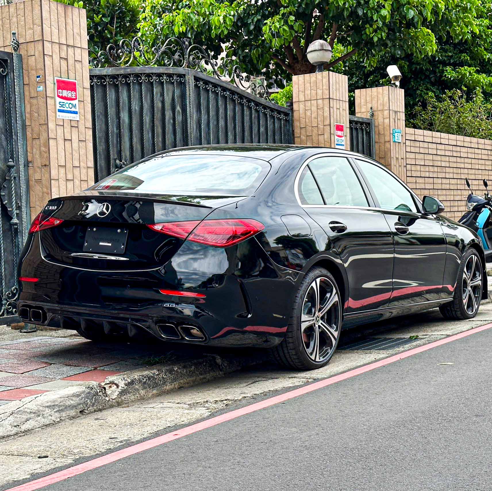 W206 C300 全新車.下訂贈原廠跟車系統.LED頭燈.天窗  第15張相片
