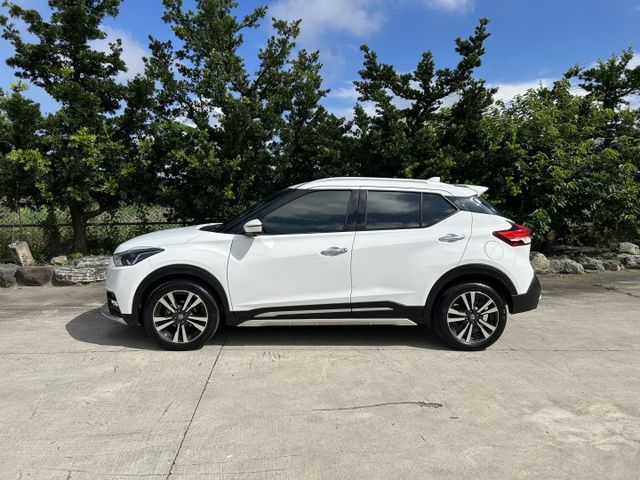 ✅KICKS ✅智行旗艦版 ✅ AVM環景 ✅Keyless ✅LED魚眼式頭燈 ✅17吋雙色鋁圈 ✅一手車 ✅可認證  第2張相片