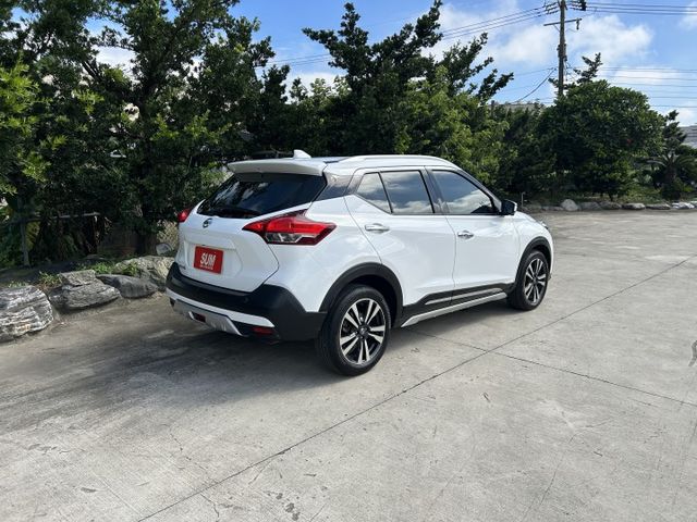 ✅KICKS ✅智行旗艦版 ✅ AVM環景 ✅Keyless ✅LED魚眼式頭燈 ✅17吋雙色鋁圈 ✅一手車 ✅可認證  第4張相片