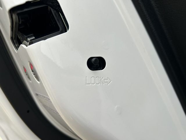 ✅KICKS ✅智行旗艦版 ✅ AVM環景 ✅Keyless ✅LED魚眼式頭燈 ✅17吋雙色鋁圈 ✅一手車 ✅可認證  第16張相片
