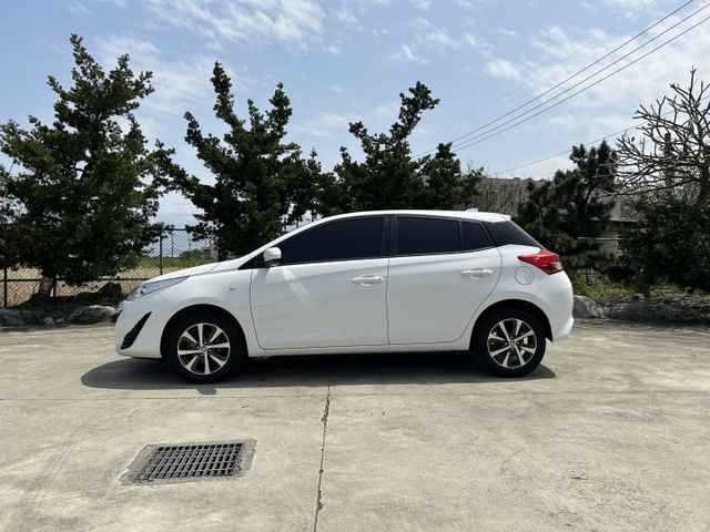 ✅YARIS ✅雅緻版 ✅動感流線 ✅LED日行燈 ✅頭尾燈自動啟閉系統 ✅鯊魚鰭式天線 ✅高妥善低油耗 ✅可認證  第2張相片