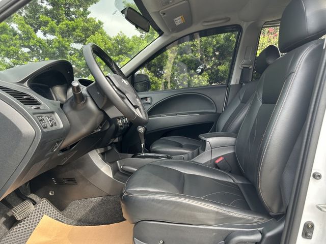 ✅Zinger 2.4旗艦型 ✅日行燈 ✅鋁合金車頂架 ✅觸控式8吋螢幕 ✅數位儀錶 ✅電摺後視鏡 ✅盲區警示 ✅可認證  第5張相片