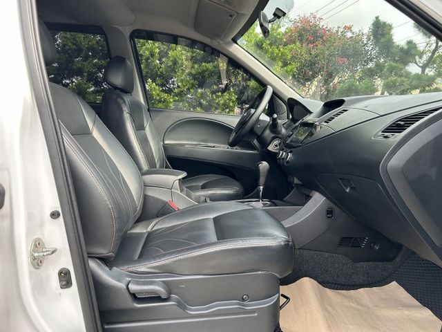 ✅Zinger 2.4旗艦型 ✅日行燈 ✅鋁合金車頂架 ✅觸控式8吋螢幕 ✅數位儀錶 ✅電摺後視鏡 ✅盲區警示 ✅可認證  第6張相片