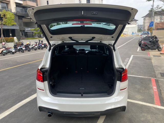 稀少7人座/正M SPORT/定速/光感應大燈/電動尾門  第10張相片
