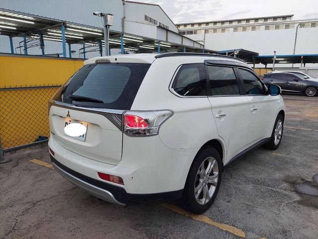 MITSUBISHI三菱 OUTLANDER  第2張相片
