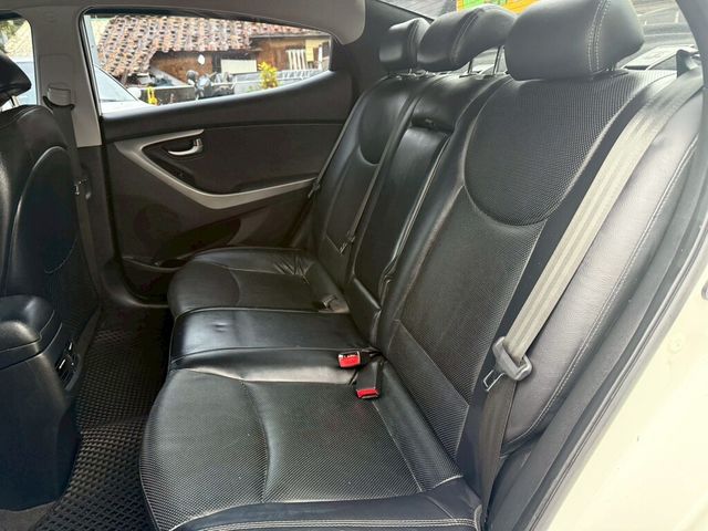 HYUNDAI現代 ELANTRA  第7張相片