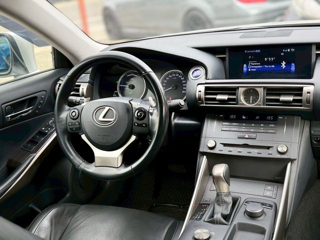 LEXUS凌志 IS 300H  第5張相片
