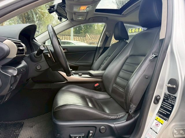 LEXUS凌志 IS 300H  第6張相片