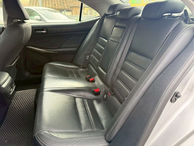 LEXUS凌志 IS 300H  第7張相片