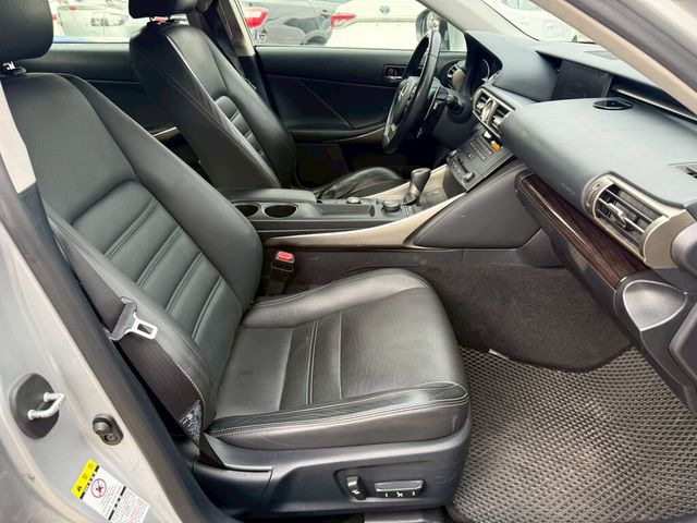 LEXUS凌志 IS 300H  第8張相片