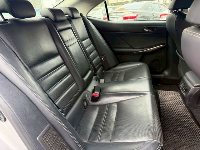 LEXUS凌志 IS 300H  第9張相片