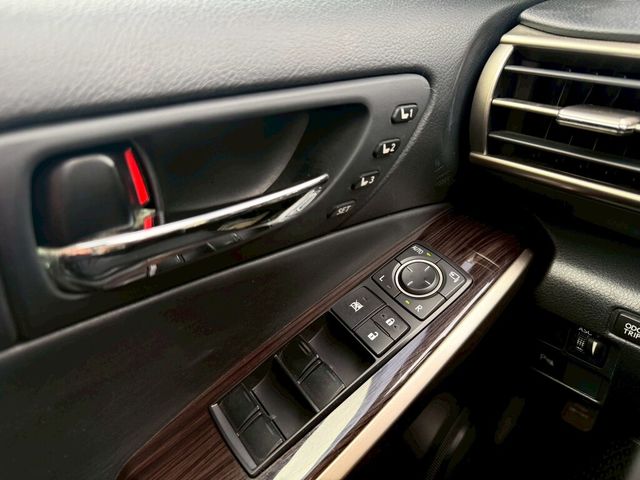 LEXUS凌志 IS 300H  第10張相片