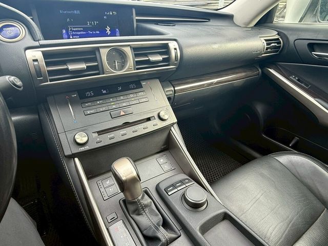 LEXUS凌志 IS 300H  第13張相片