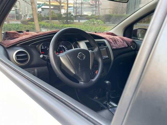 升級17吋鋁圈/升級底盤下拉桿/大尾翼/車頂行李架/摸門/免鑰匙/抬頭顯示器/胎壓偵測/自動頭燈  第6張相片