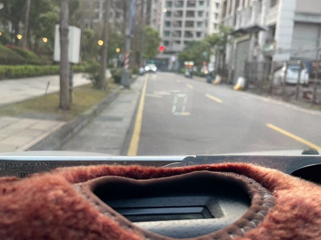 升級17吋鋁圈/升級底盤下拉桿/大尾翼/車頂行李架/摸門/免鑰匙/抬頭顯示器/胎壓偵測/自動頭燈  第14張相片