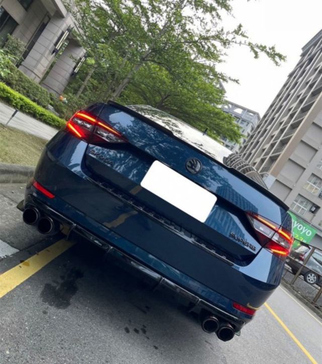卡鉗/碟盤/引擎室拉桿/高低軟硬可調避震/鴨尾/空力套件/盲點/定速/電動座椅/CARPLAY/轉向頭燈  第6張相片