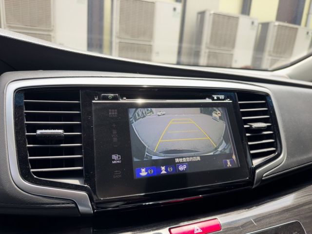 大理石地板/全室氛圍燈/無電充電盤/電動座椅/三區恆溫/ACC跟車/雙側電滑門/天窗/雙前電熱椅  第13張相片