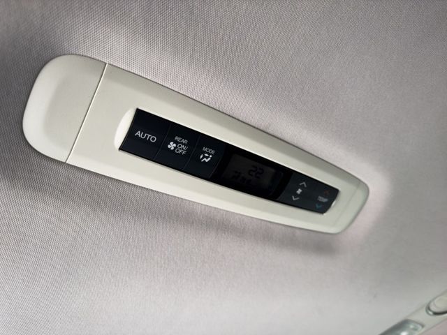 大理石地板/全室氛圍燈/無電充電盤/電動座椅/三區恆溫/ACC跟車/雙側電滑門/天窗/雙前電熱椅  第18張相片