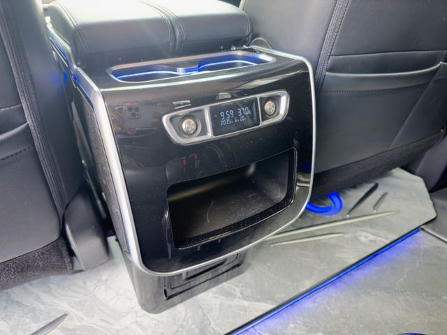 大理石地板/全室氛圍燈/無電充電盤/電動座椅/三區恆溫/ACC跟車/雙側電滑門/天窗/雙前電熱椅  第19張相片