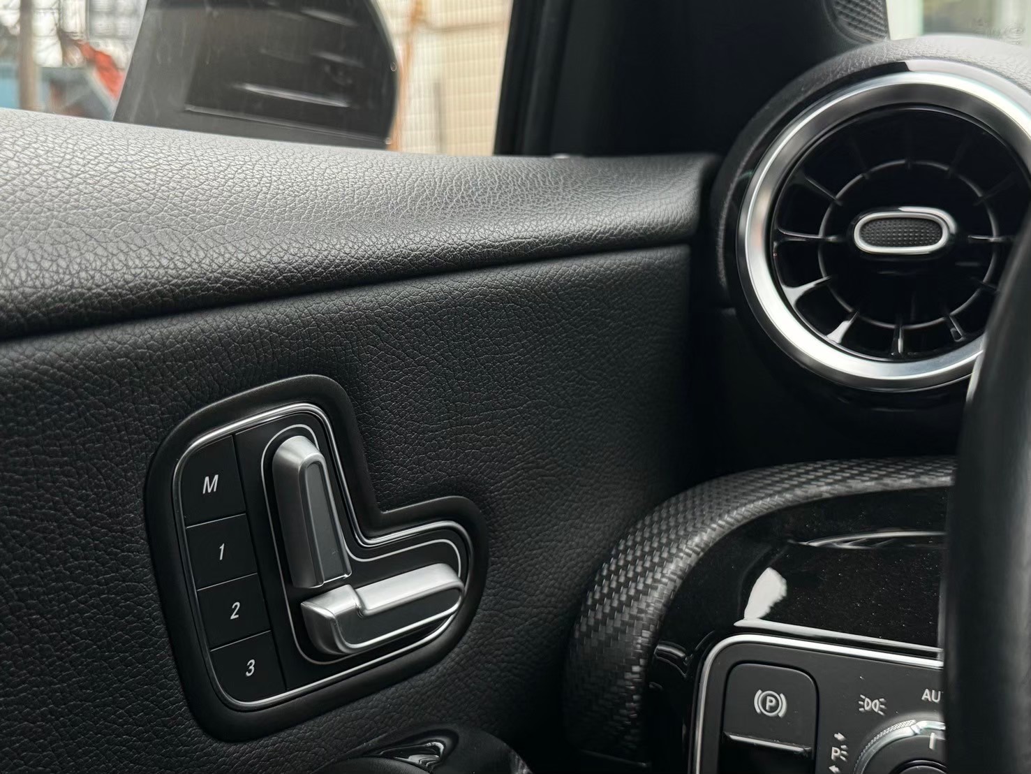 2019 BENZ A180  便宜入門級BENZ  第6張相片
