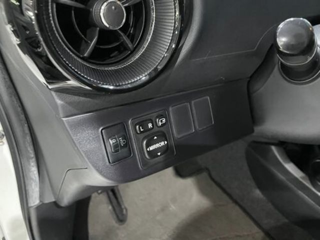 TOYOTA豐田 PRIUS C  第10張相片