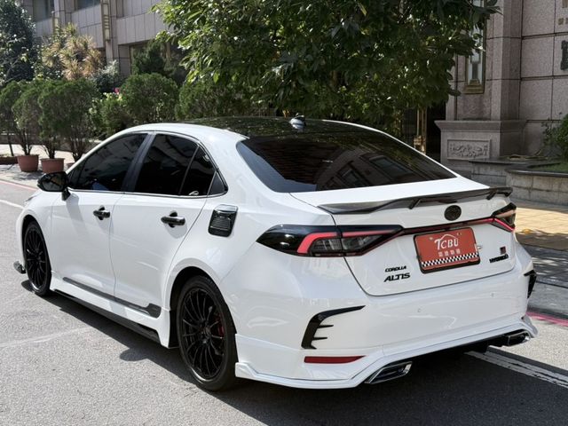 全車精品改裝 僅跑1萬  第7張相片