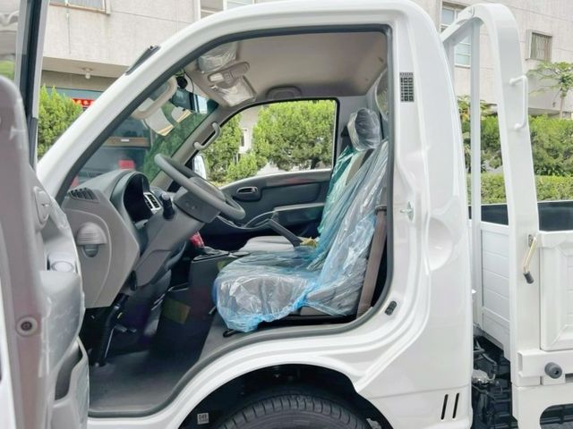 2025年自排小霸王全新中獎車/小粒頭長車斗/駕駛座SRS氣囊/安全帶未繫警示系統/鯊魚鰭天線/旅程電腦快撥鍵/原廠保固  第7張相片