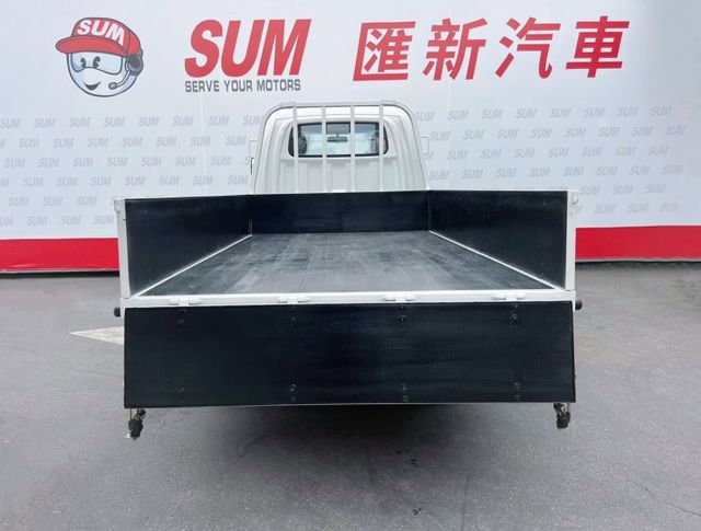2025年自排小霸王全新中獎車/小粒頭長車斗/駕駛座SRS氣囊/安全帶未繫警示系統/鯊魚鰭天線/旅程電腦快撥鍵/原廠保固  第8張相片