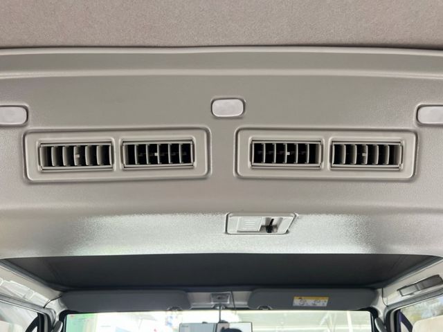 自排8人座客貨廂車/安卓影音/定速+盲點偵測/後座獨立空調/正時皮帶已更換(附原廠7.3萬公里定保維修履歷)/里程保證  第6張相片