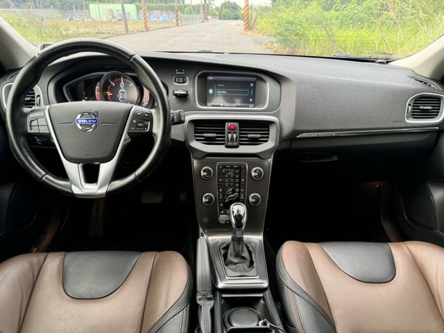 大億汽車-2014年V40 Cross Country.最安全的柴油小休旅.經典色系.選配雙色內裝.  第10張相片
