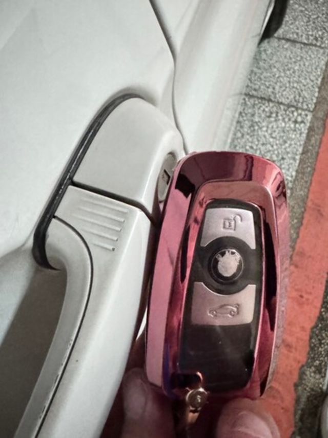 BMW寶馬 318D SEDAN  第12張相片