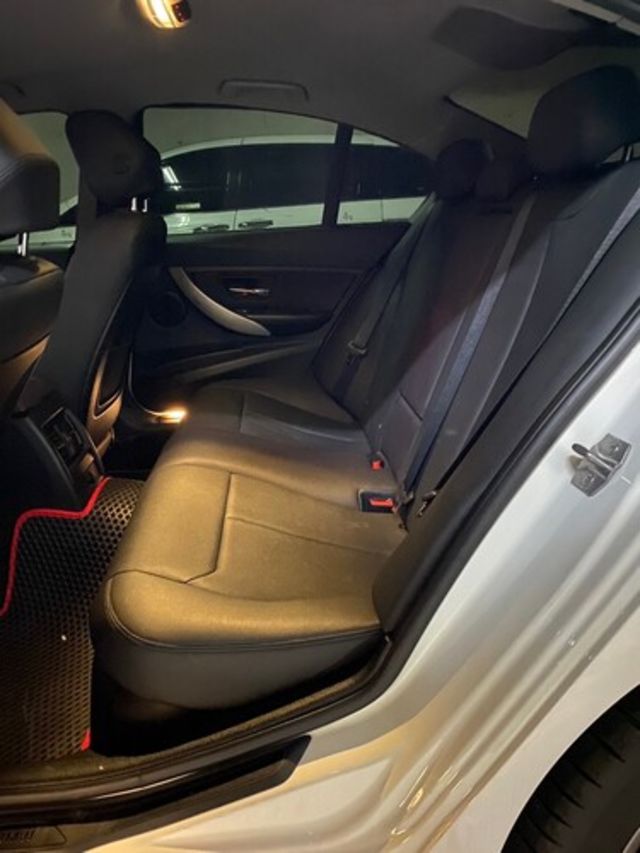 BMW寶馬 318D SEDAN  第8張相片
