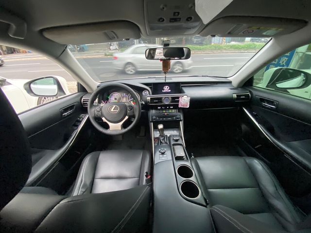 LEXUS凌志 IS 300H  第6張相片