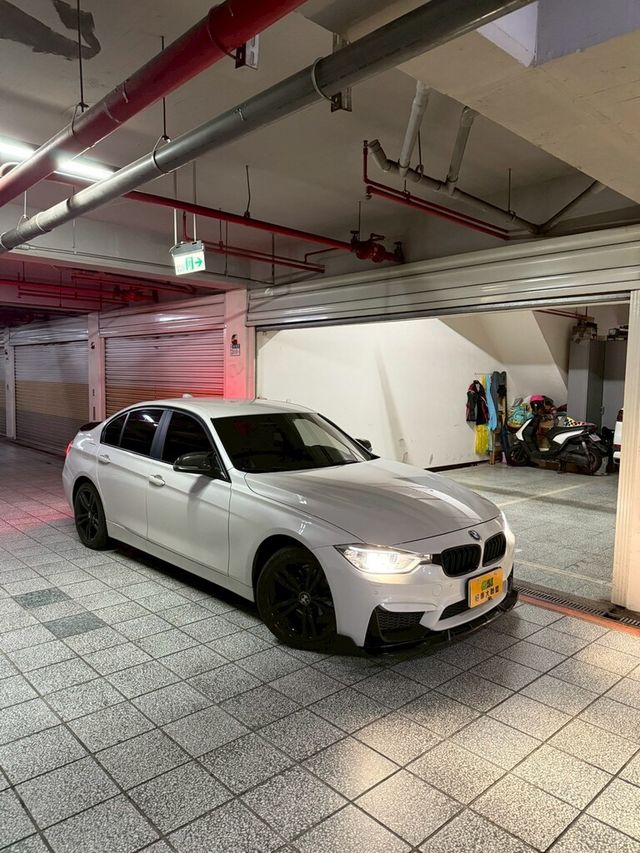 BMW寶馬 318D SEDAN  第2張相片