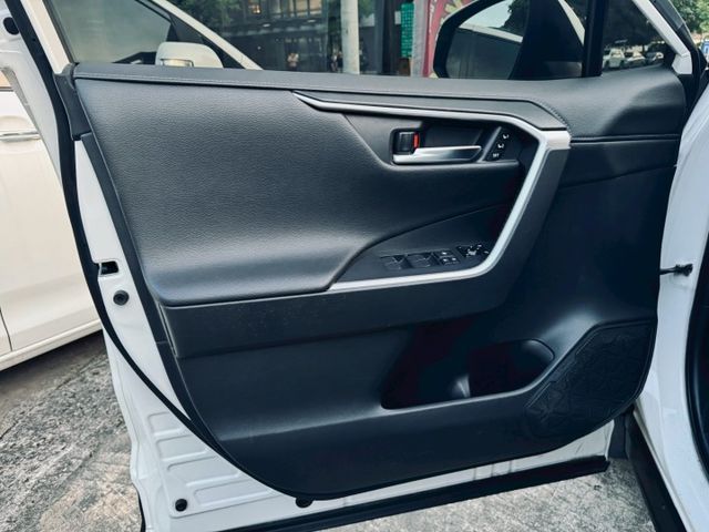 已深耕內湖22年的老店!一手車/Apple Carplay/僅跑4萬/還景影像/前雷達/抬頭顯示器/盲點偵測  第7張相片