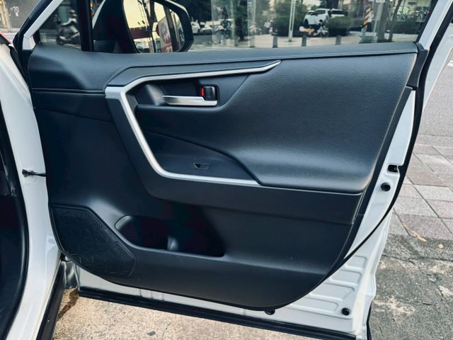 已深耕內湖22年的老店!一手車/Apple Carplay/僅跑4萬/還景影像/前雷達/抬頭顯示器/盲點偵測  第13張相片