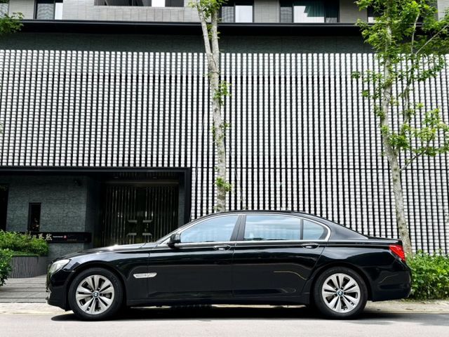 7 SERIES SEDAN F02  第2張相片