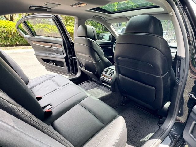7 SERIES SEDAN F02  第7張相片