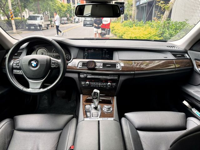 7 SERIES SEDAN F02  第8張相片