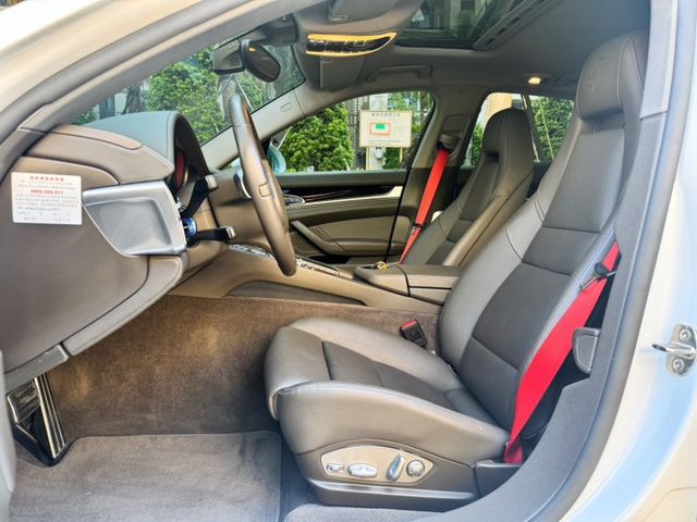 PANAMERA  第6張相片