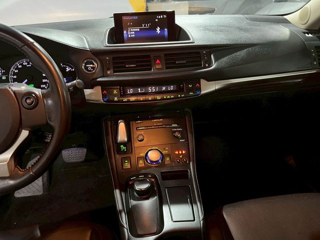 LEXUS凌志 CT200H  第9張相片