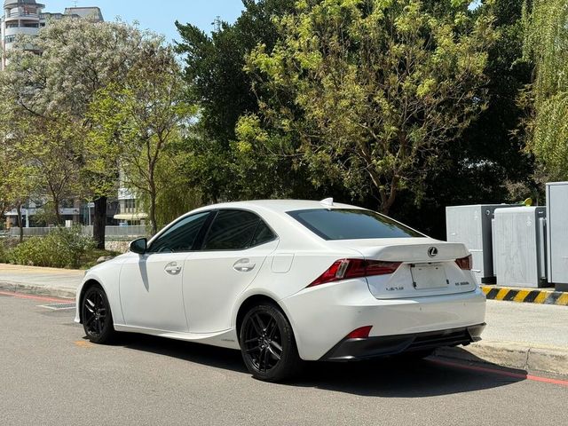 LEXUS凌志 IS 300H  第6張相片